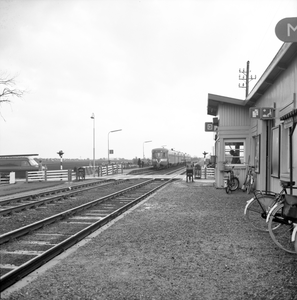 154996 Gezicht op de perrons van het N.S.-station Martenshoek te Hoogezand-Sappemeer met twee gekoppelde ...
